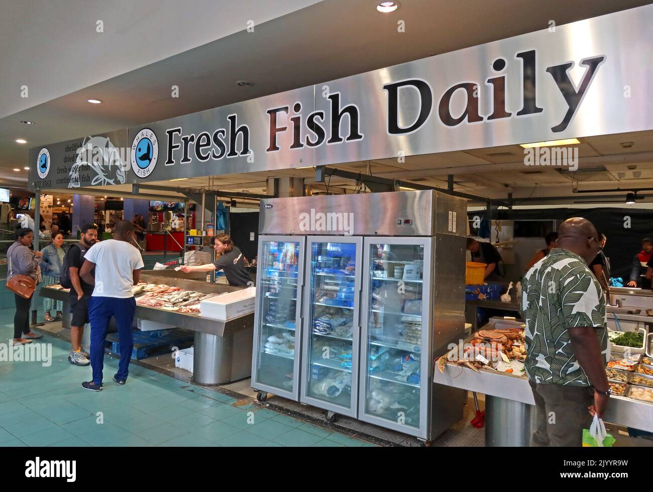 Manchester Indoor Market Fishmonger, Fresh Fish Daily, Whales Fish Stall, Arndale Centre, High St. Manchester, England, Großbritannien, M4 2HU Stockfoto