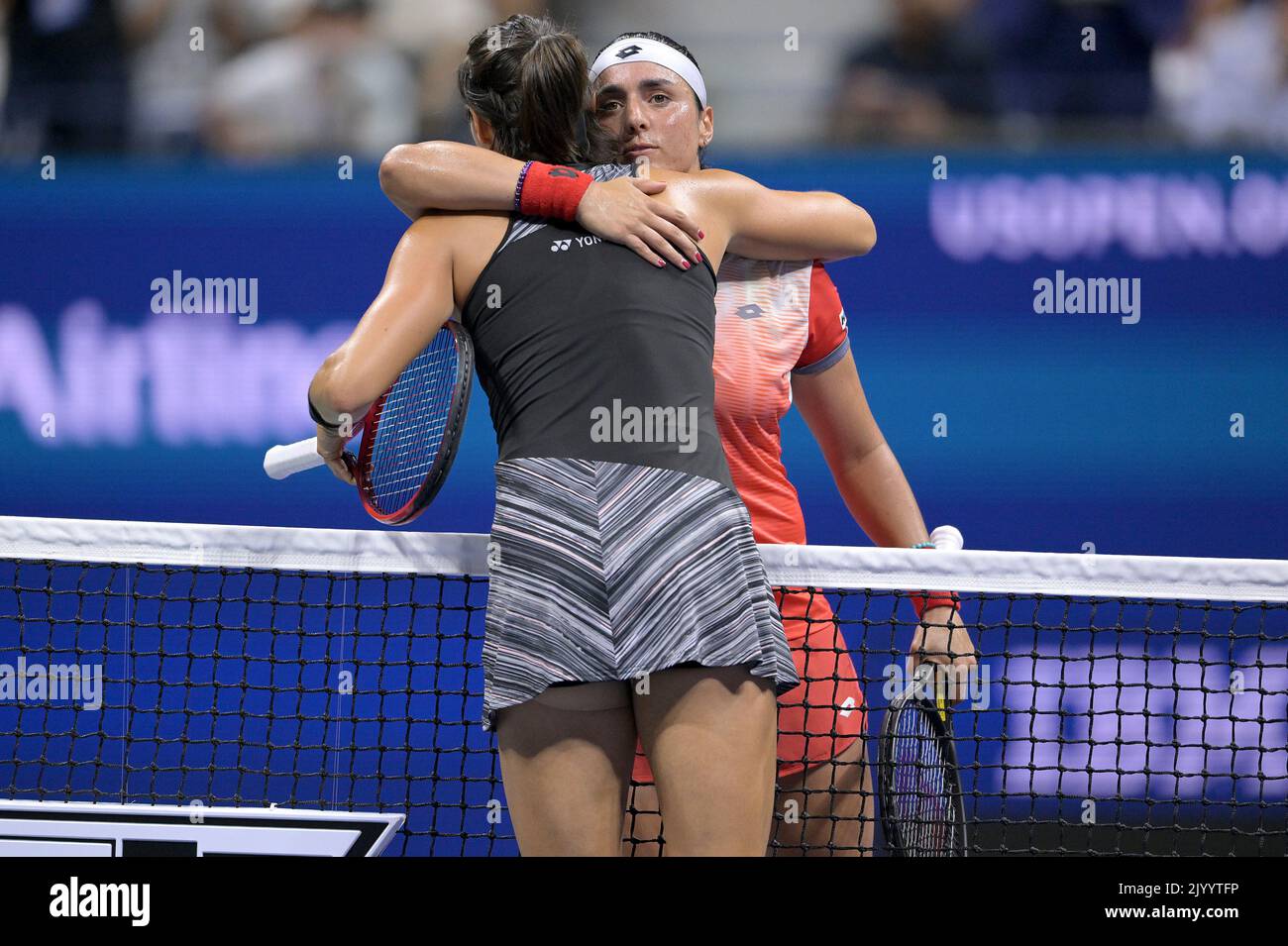 New York, USA. 08. September 2022. Ons Jabeur (r), aus Tunesien, umarmt Caroline Garcia (l), aus Frankreich, nachdem sie sie im Halbfinalspiel der U.S. Open Tennis Championships beim USTA Billie Jean King National Tennis Center in Flushing Meadows Corona Park New York, September 2022 besiegt hatte. (Foto von Anthony Behar/Sipa USA) Quelle: SIPA USA/Alamy Live News Stockfoto