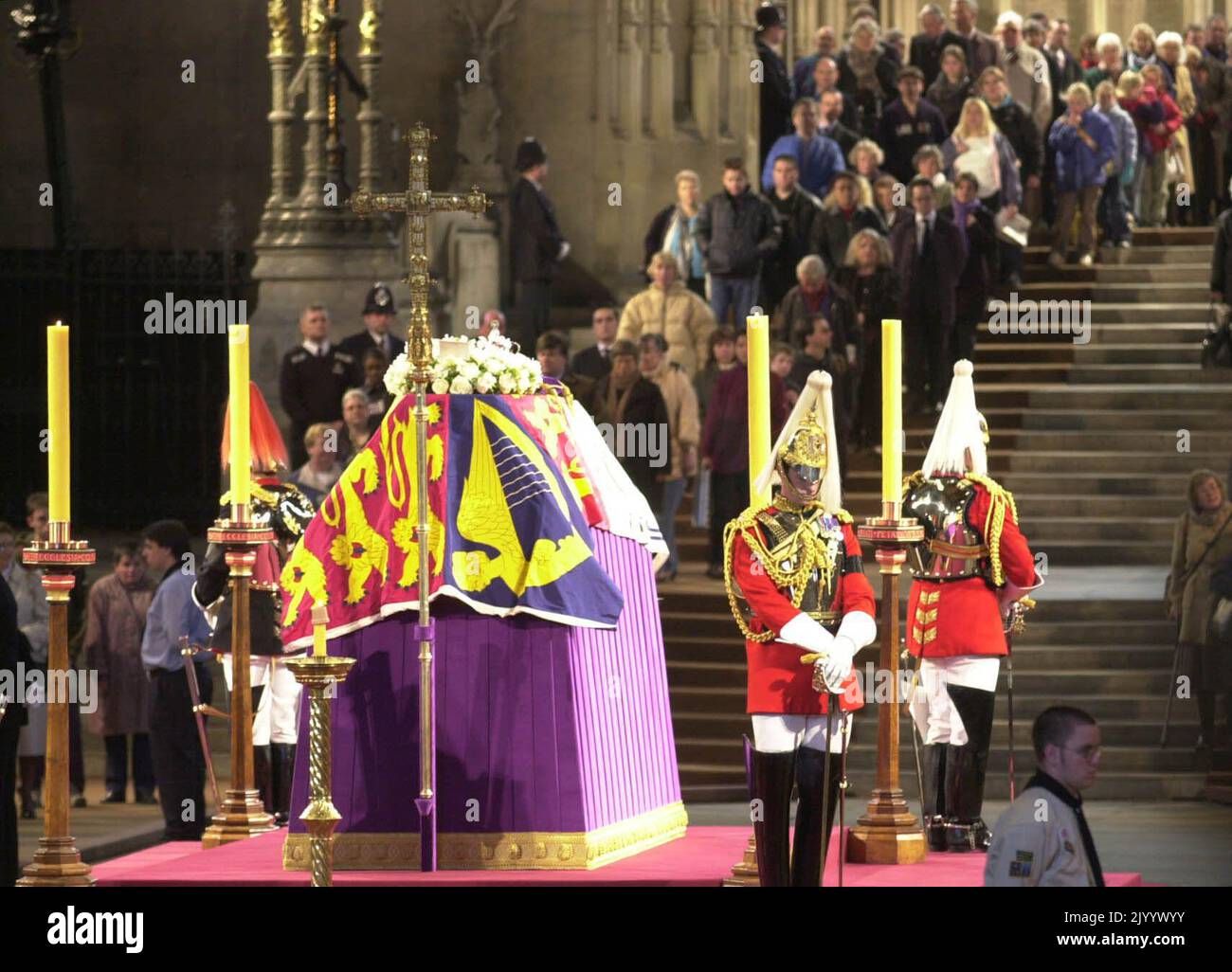 Aktenfoto vom 8/4/2002 von Personen, die sich am Sarg von Königin Elizabeth, der Königin Mutter, in der Westminster Hall, London, einschälten, wo sie vor ihrer Beerdigung im Zustand lag. Auch die Queen wird erwartet, dass sie nach einer feierlichen Prozession durch London mehrere Tage lang in der Westminster Hall liegt. Ausgabedatum: Freitag, 9. September 2022. Stockfoto