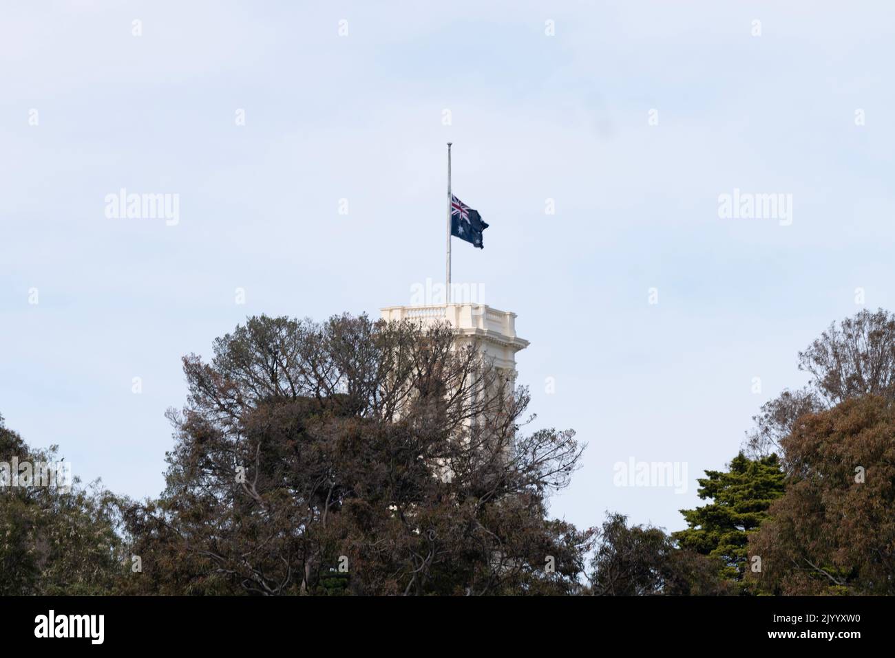 Mitglieder der viktorianischen Regierung, darunter die ehrenwerte Linda Dessau AC, die 29. als Victorias Gouverneurin vereidigt wurde, die erste Frau in dieser Rolle in Australien, Und der viktorianische Premier Daniel Andrews zollt ihren Respekt und legt Königin Elizabeth II. Kränze vor dem Regierungsgebäude, als sie im Alter von 96 Jahren friedlich in Balmoral verstirbt. Joshua Preston/Alamy Live News Stockfoto