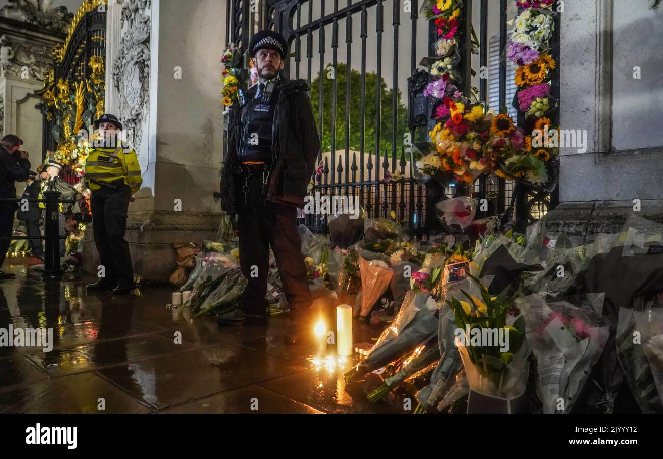 London, Großbritannien. 08. September 2022. Polizisten sahen vor dem Tor des Buckingham Palace stehen. Tausende von Menschen versammelten sich vor dem Buckingham Palace im Zentrum von London nach der Ankündigung des Todes von Königin Elizabeth II. Königin Elizabeth II. War die längste Monarchin im Dienste des Vereinigten Königreichs. Sie starb im Alter von 96 Jahren. Kredit: SOPA Images Limited/Alamy Live Nachrichten Stockfoto