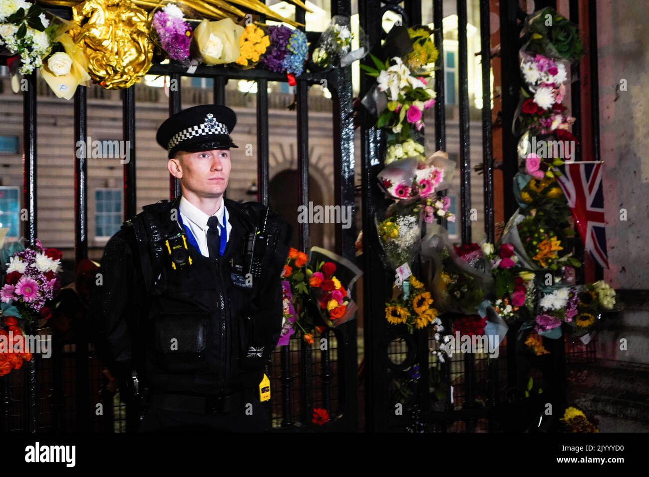 London, Großbritannien. 09. September 2022. Ein Polizeibeamter sah vor dem Tor des Buckingham Palace stehen. Tausende von Menschen versammelten sich vor dem Buckingham Palace im Zentrum von London nach der Ankündigung des Todes von Königin Elizabeth II. Königin Elizabeth II. War die längste Monarchin im Dienste des Vereinigten Königreichs. Sie starb im Alter von 96 Jahren. (Foto von Jasmine Leung/SOPA Images/Sipa USA) Quelle: SIPA USA/Alamy Live News Stockfoto