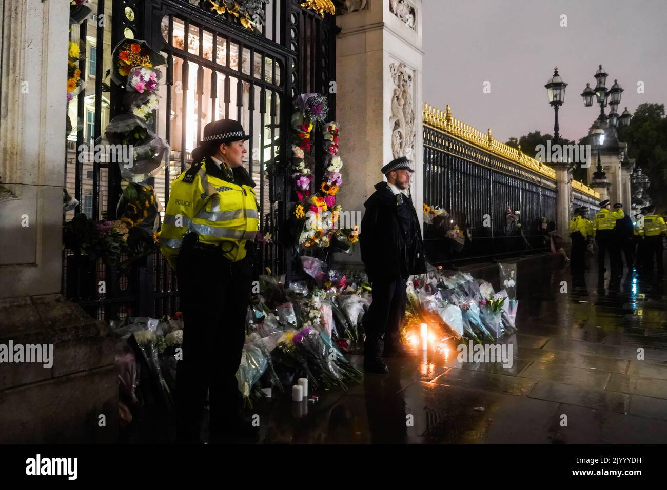London, Großbritannien. 09. September 2022. Polizisten sahen vor dem Tor des Buckingham Palace stehen. Tausende von Menschen versammelten sich vor dem Buckingham Palace im Zentrum von London nach der Ankündigung des Todes von Königin Elizabeth II. Königin Elizabeth II. War die längste Monarchin im Dienste des Vereinigten Königreichs. Sie starb im Alter von 96 Jahren. (Foto von Jasmine Leung/SOPA Images/Sipa USA) Quelle: SIPA USA/Alamy Live News Stockfoto