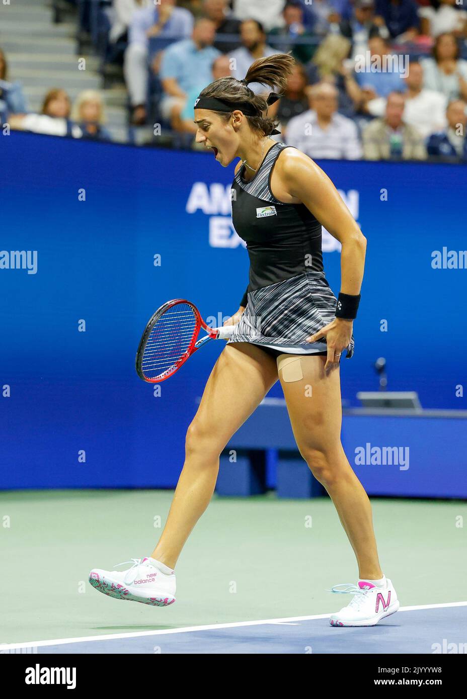 New York, USA, 8., September, 2022. Die französische Tennisspielerin Caroline Garcia feiert am Donnerstag, dem 08. September 2022, beim US Open Turnier, Billie Jean King National Tennis Center. © Jürgen Hasenkopf / Alamy Live News Stockfoto