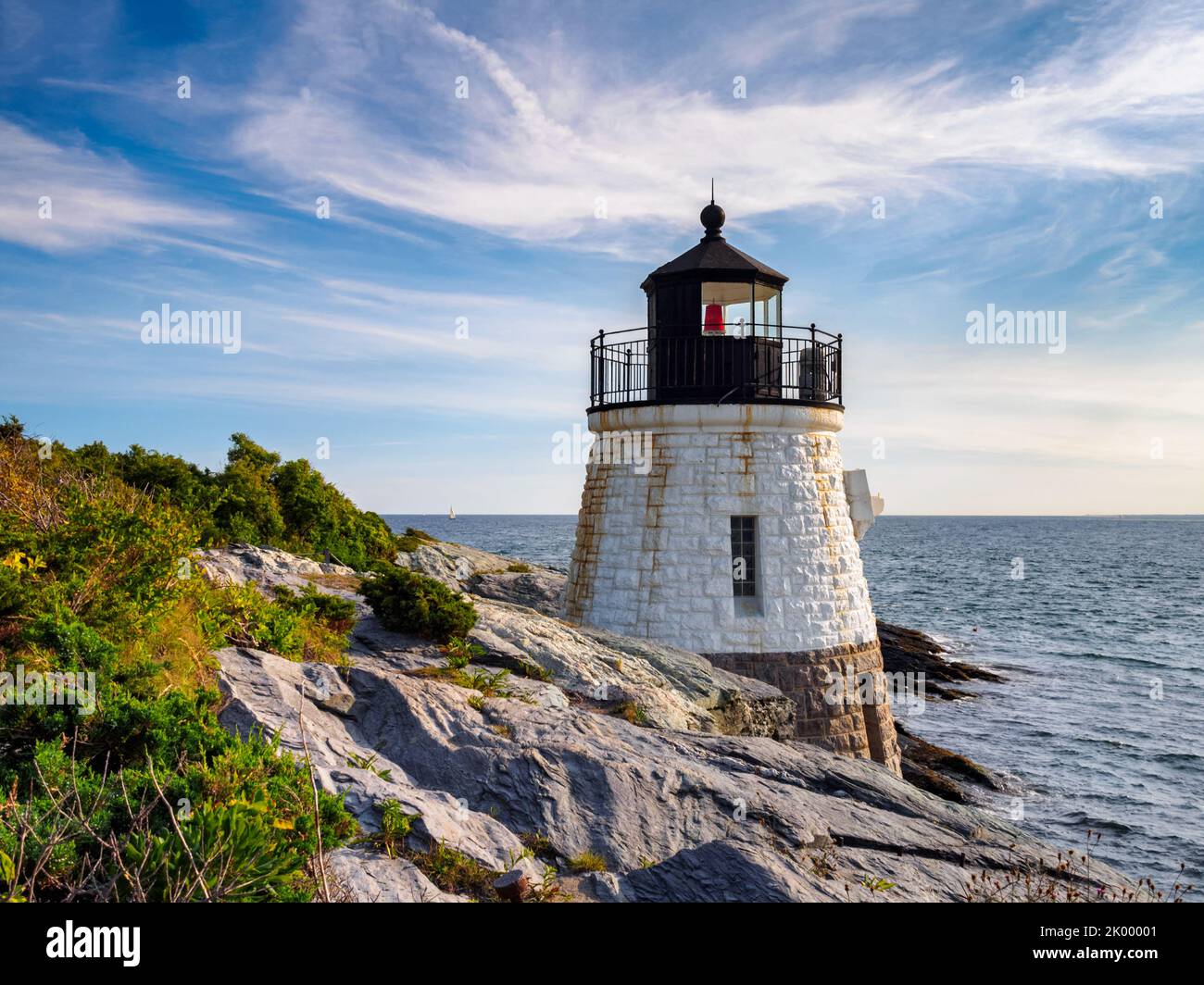 Castle Hill Lighthouse im Sommer auf Narragansett Bay, Newport, Rhode Island, USA Stockfoto