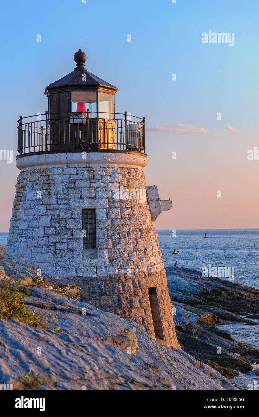 Castle Hill Lighthouse während der blauen Stunde kurz vor Sonnenuntergang, Newport, Rhode Island, USA im September. Der Leuchtturm ist eine aktive Navigationshilfe Stockfoto