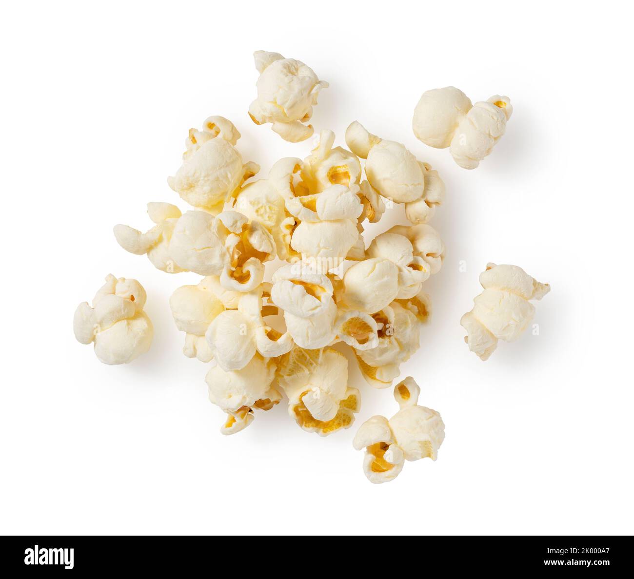 Viel Popcorn auf weißem Hintergrund. Blick von oben. Stockfoto
