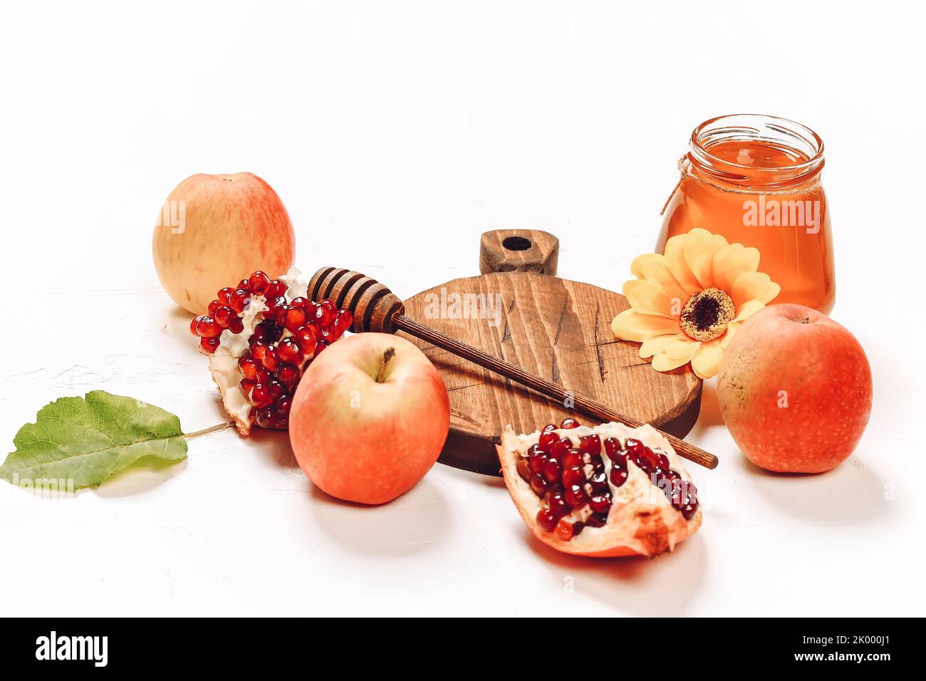 Granatapfel und Honig. Herbstkomposition. Traditioneller jüdischer Feiertag Neujahr. Happy Rosh Hashanah. Stockfoto