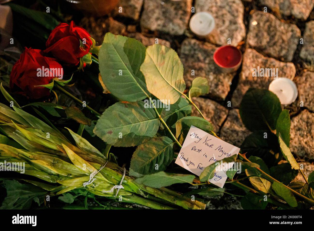 Warschau, Polen. 08. September 2022. Eine Notiz mit Blumen, die in der Nähe des Zauns der britischen Botschaft in Warschau wenige Stunden nach der Ankündigung über den Tod von Königin Elizabeth II. Gesehen wurde. Die britische Königin Elizabeth II., die 96 Jahre alt war, starb am 8. September 2022 nach mehr als 70 Jahren Thronbesteigung friedlich in Balmoral Castle. Sie war die am längsten regierende Monarchin Großbritanniens. (Foto von Volha Shukaila/SOPA Images/Sipa USA) Quelle: SIPA USA/Alamy Live News Stockfoto