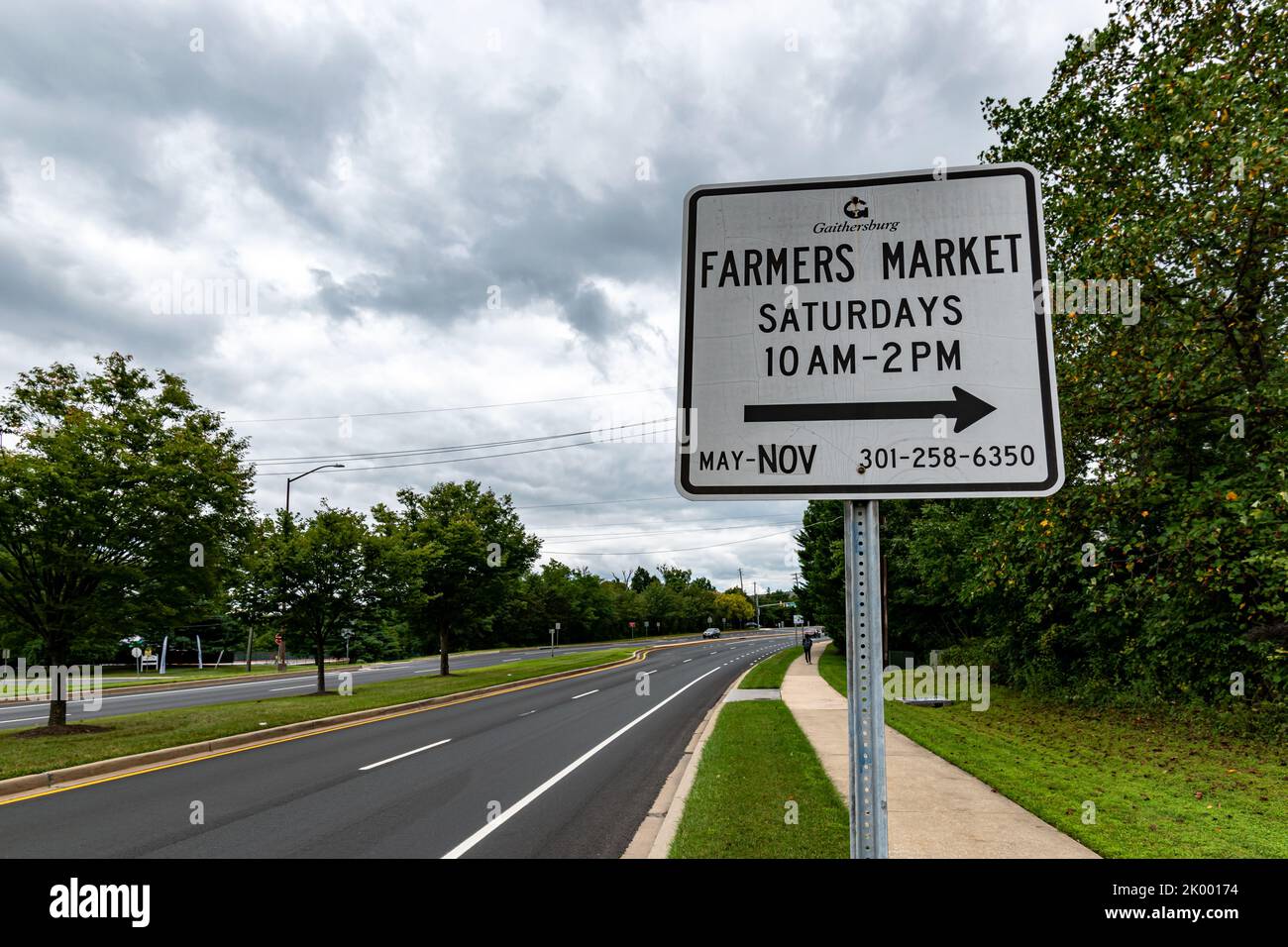 Ein Schild informiert Passanten über einen Wochenend-Bauernmarkt im Viertel Kentlands in Gaithersburg, Montgomery County, Maryland. Stockfoto