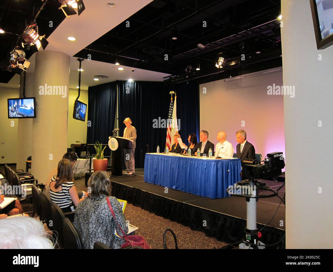 Podiumsdiskussion in der HUD-Zentrale zu internationalen Modellen zur Beendigung der Obdachlosigkeit von Jugendlichen. Stockfoto