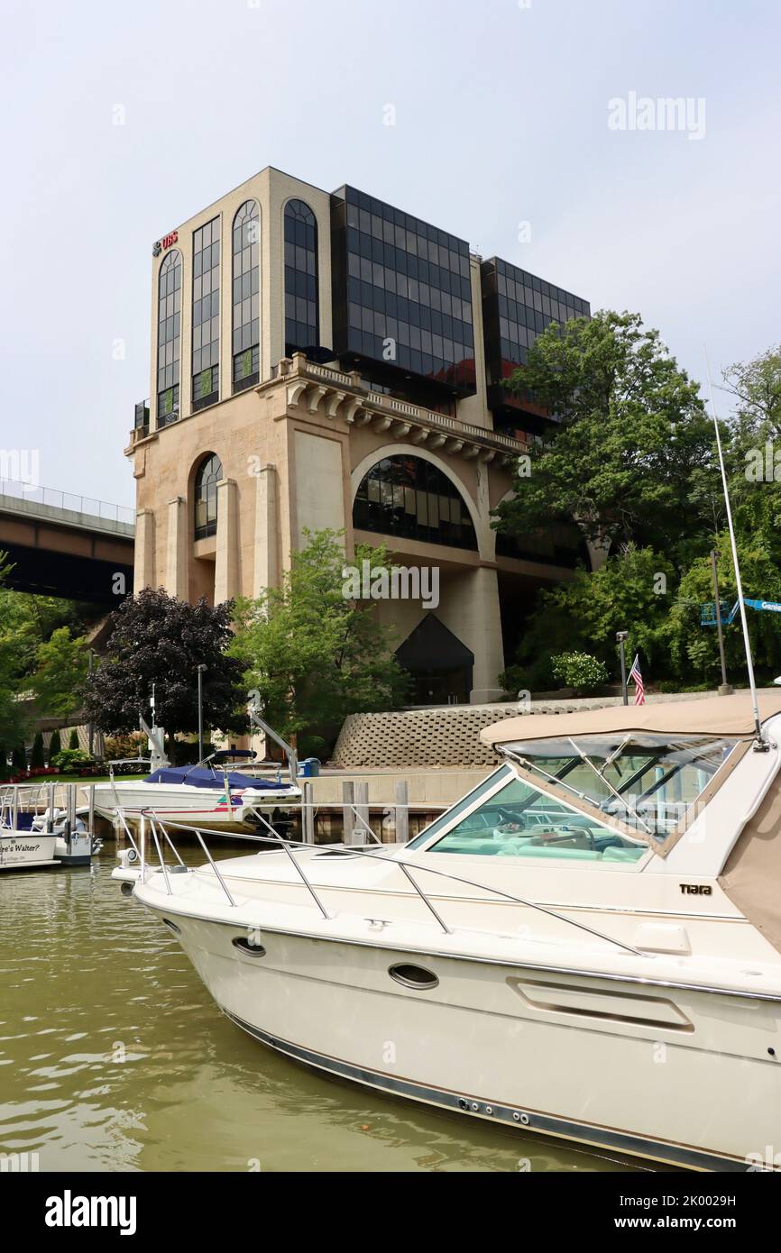 UBS-Büro mit Blick auf den Hafen und den Fluss in Rocky River, Ohio Stockfoto