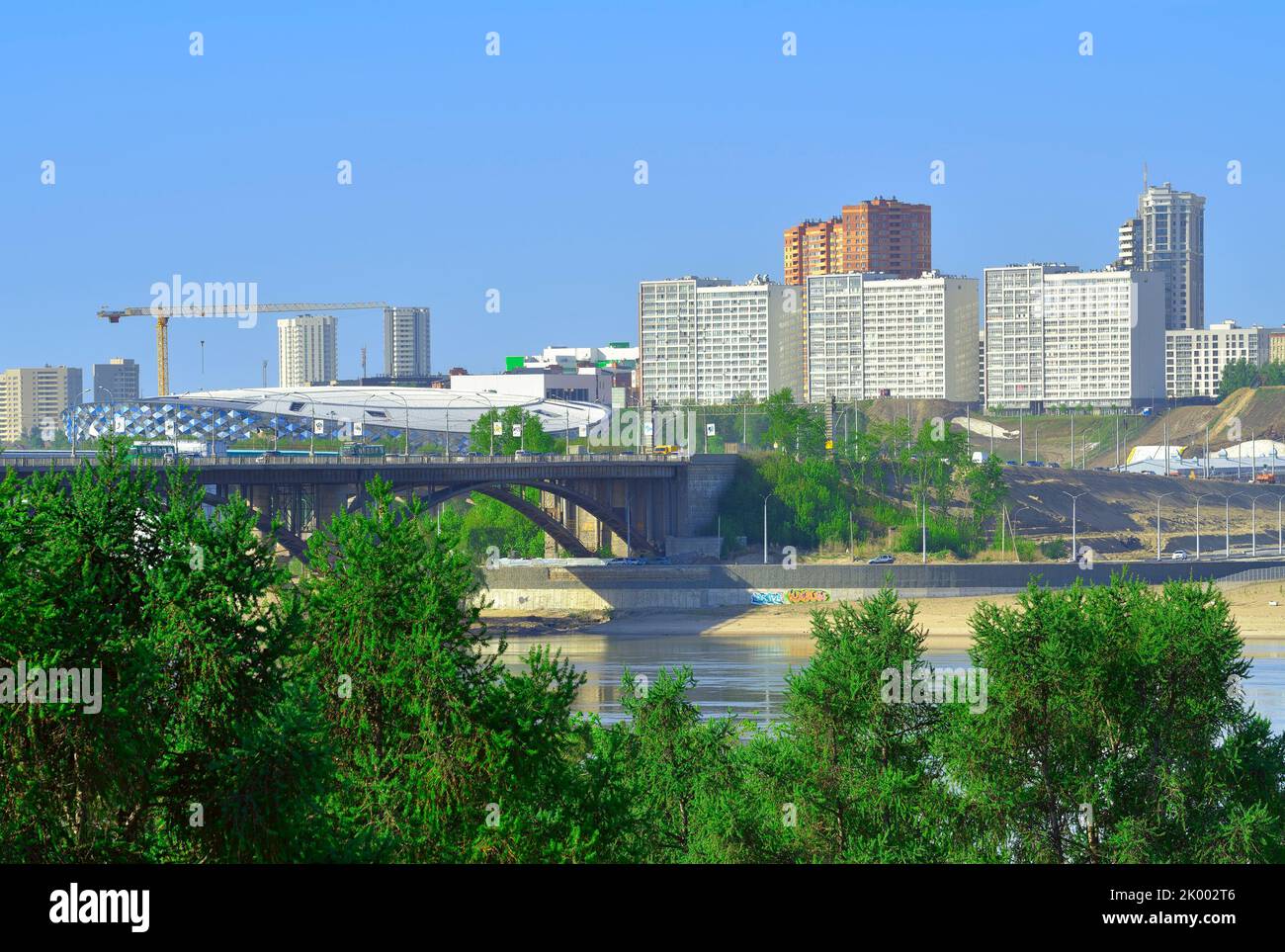 Nowosibirsk, Sibirien, Russland, 05.18.2022. Der Damm der großen Stadt