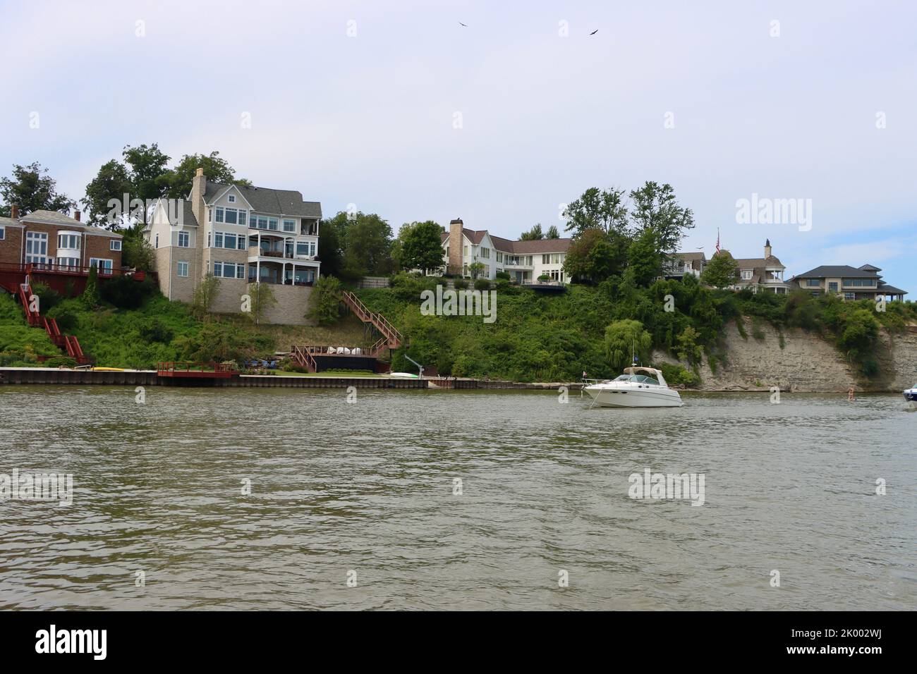 Große Häuser an der Südküste des Lake Erie in Edgewater, Cleveland. Stockfoto