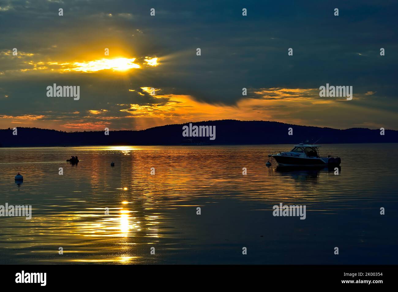 Ein Sonnenaufgang am frühen Morgen auf dem Stewart-Kanal zwischen den Golf- und Vancouver-Inseln in British Columbia, Kanada. Stockfoto