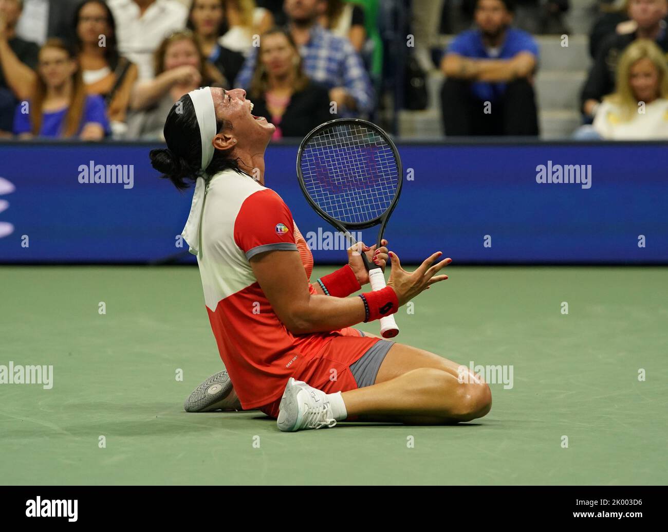 Flushing Meadow, United Gab An. 09. September 2022. Ons Jabeur feiert am Donnerstag, den 8. September 2022, nach dem Match-Point, Caroline Garcia in geraden Sätzen im Halbfinale bei den US Open Tennis Championships 2022 im Arthur Ashe Stadium im USTA Billie Jean King National Tennis Center in New York City zu besiegen. Foto von Larry Marano/UPI Credit: UPI/Alamy Live News Stockfoto