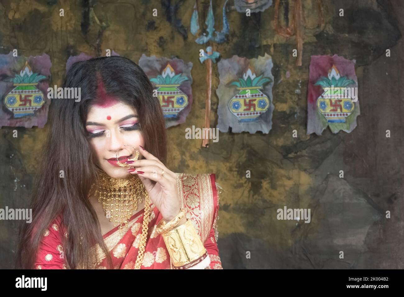 Bengali heiratete Frauen in traditionellem Sari auf dem indischen Festival Stockfoto