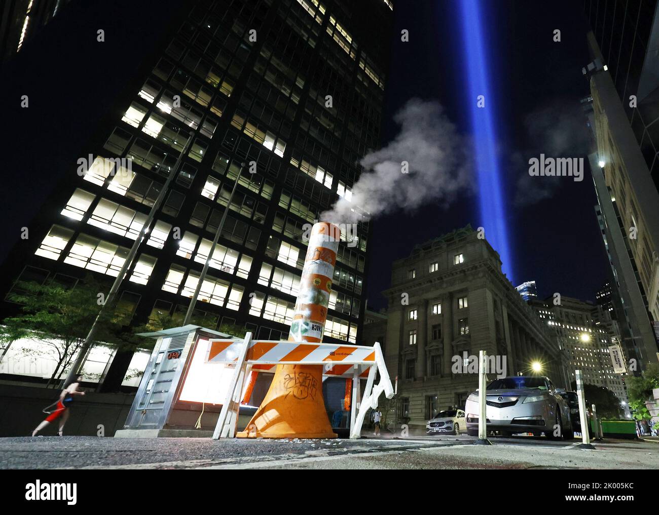 New York, Usa. 08. September 2022. Die Kunstinstallation Twin Towers Tribute in Light erstrahlt in Lower Manhattan nahe dem One World Trade Center 3 Tage vor dem 21.. Jahrestag der Terroranschläge von 9/11 auf das World Trade Center in New York City am Donnerstag, dem 08. September 2022. Foto von John Angelillo/UPI Credit: UPI/Alamy Live News Stockfoto