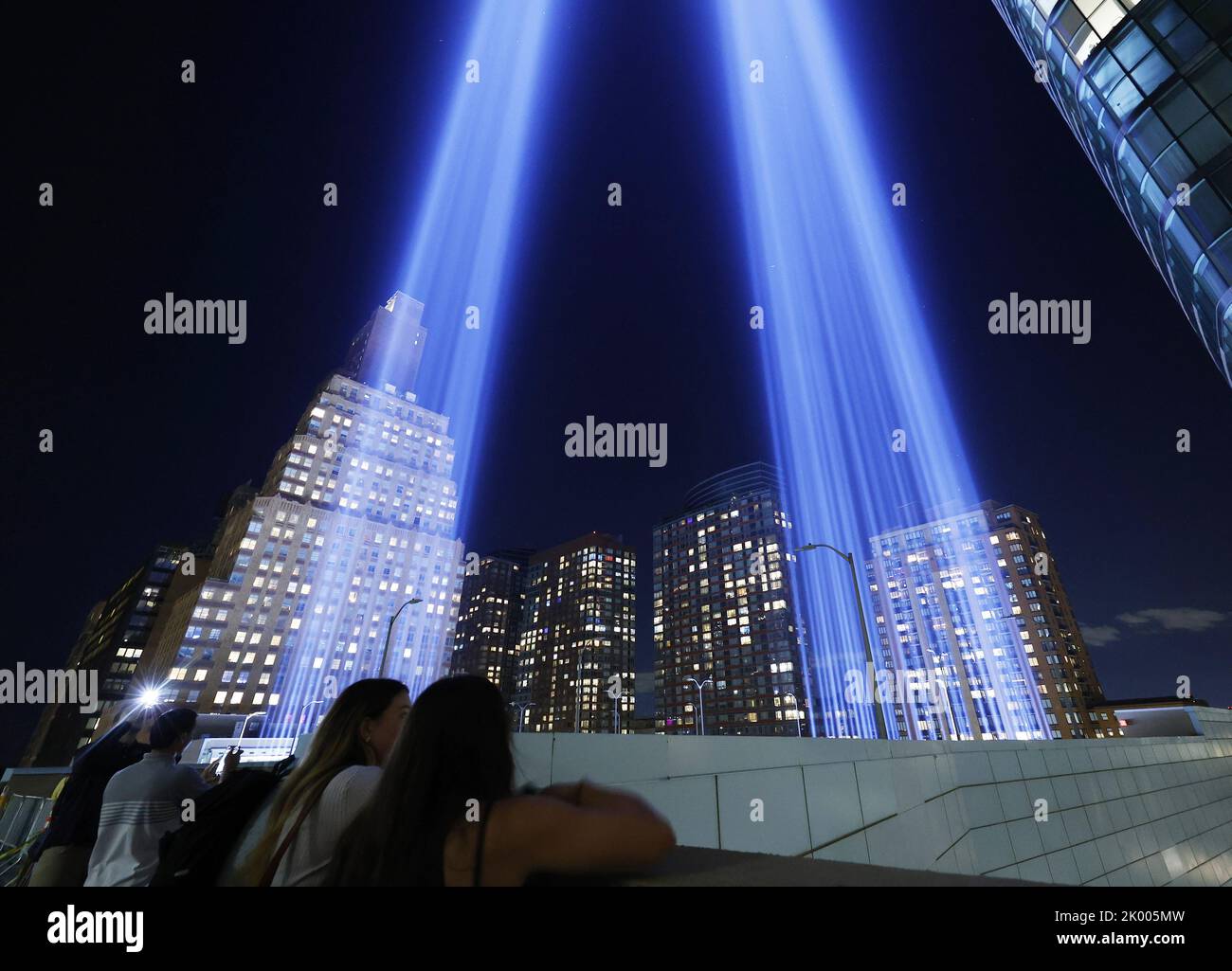 New York, Usa. 08. September 2022. Die Kunstinstallation Twin Towers Tribute in Light erstrahlt in Lower Manhattan nahe dem One World Trade Center 3 Tage vor dem 21.. Jahrestag der Terroranschläge von 9/11 auf das World Trade Center in New York City am Donnerstag, dem 08. September 2022. Foto von John Angelillo/UPI Credit: UPI/Alamy Live News Stockfoto