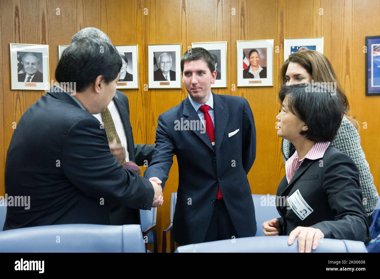 Besuch einer Delegation unter der Leitung von Chinas Vizeminister für Wohnungsbau und Stadt-ländliche Entwicklung, Chen Dawei, im HUD-Hauptquartier, um mit dem stellvertretenden Sekretär für Politikentwicklung und Forschung, Raphael Bostic, und anderen HUD-Beamten zu treffen. Stockfoto