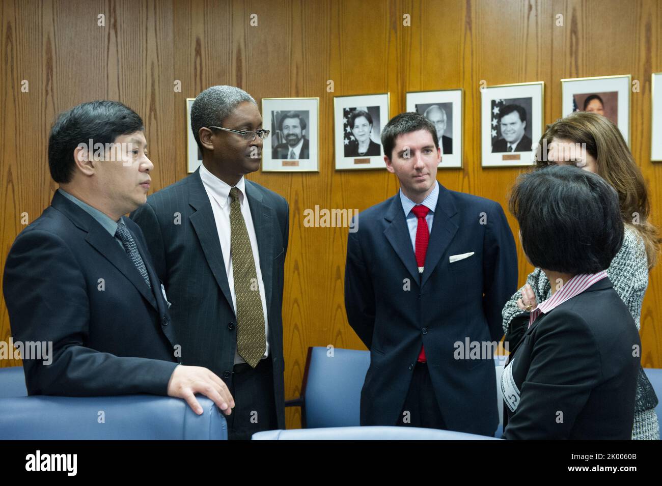 Besuch einer Delegation unter der Leitung von Chinas Vizeminister für Wohnungsbau und Stadt-ländliche Entwicklung, Chen Dawei, im HUD-Hauptquartier, um mit dem stellvertretenden Sekretär für Politikentwicklung und Forschung, Raphael Bostic, und anderen HUD-Beamten zu treffen. Stockfoto