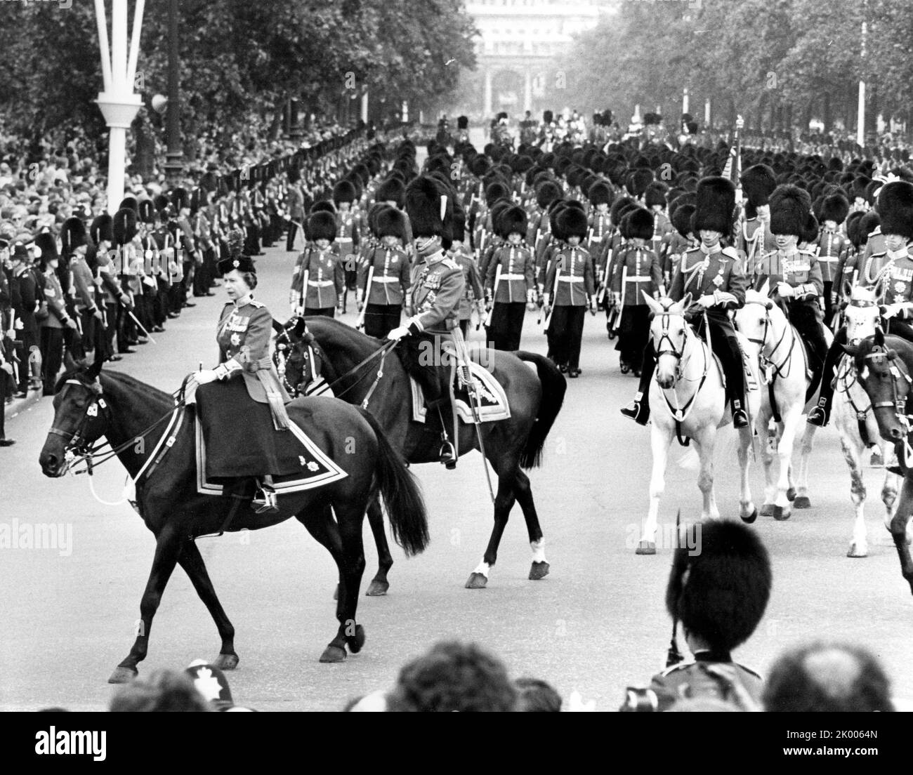 12. Juni 1976 - London, England, Vereinigtes Königreich - KÖNIGIN ELIZABETH II., links zu Pferd, gefolgt von ihrem Ehemann Prinz PHILIP in Trooping the Color, einer Militärzeremonie, die von Regimentern des Commonwealth und der britischen Armee durchgeführt wurde. Trooping the Color ist für Regimenter, um ihre vergangenen militärischen Leistungen der Öffentlichkeit in Großbritannien zu zeigen, es wurde mit dem offiziellen Geburtstag der Königin identifiziert und ist auch als die Queen's Birthday Parade bekannt. (Bild: ¬ © Keystone Press Agency/ZUMA Press Wire) Stockfoto
