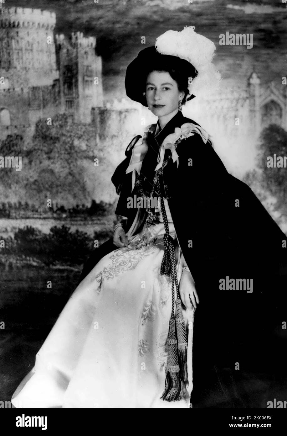 28. Feb. 2012 - Garter Sovereign; Dieses Foto von Queen Elizabeth wurde von Cecil Beaton im Buckingham Palace gemacht, insbesondere im Zusammenhang mit der Garter-Zeremonie, die am 18. Juni in der St. George Chapel, Windsor Castle, stattfinden wird. Bei der Zeremonie sollen Sir Anthony Eden, Earl Attlee und der Earl of Iveach investiert werden. Dies wird die Mitgliedschaft in der höchsten britischen oder of Chivalry auf 25 bringen und niemand sonst kann akzeptiert werden, bis der Tod eines der anwesenden Inhaber. Die Königin wird in Gewohnheit gezeigt und die Herrschaft der Ordnung, von der sie souverän ist, bestätigt. Die Mantele aus dunkelblauem Samt und der Mantel von Re Stockfoto