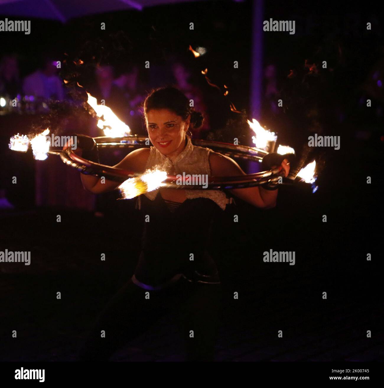 Berlin, Deutschland. 08. September 2022. Berlin: Während der Berlin Fashion Week präsentiert CELI die neue SILVERMAGIC Kollektion. Das Foto zeigt eine Feuershow. (Foto: Simone Kuhlmey/Pacific Press) Quelle: Pacific Press Media Production Corp./Alamy Live News Stockfoto