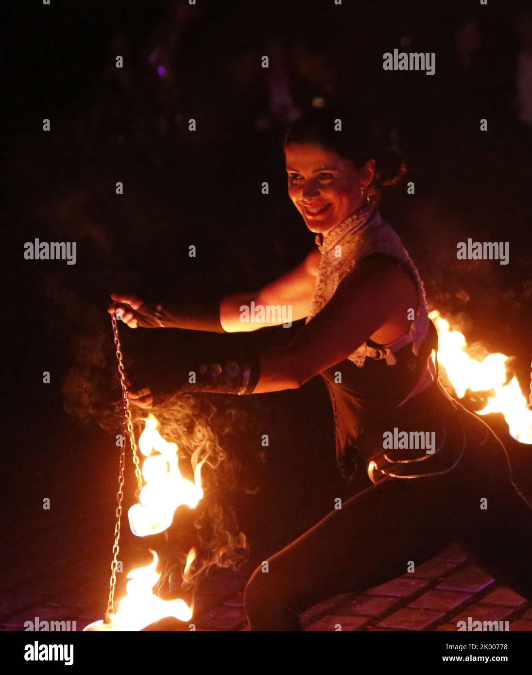 Berlin, Deutschland. 08. September 2022. Berlin: Während der Berlin Fashion Week präsentiert CELI die neue SILVERMAGIC Kollektion. Das Foto zeigt eine Feuershow. (Foto: Simone Kuhlmey/Pacific Press) Quelle: Pacific Press Media Production Corp./Alamy Live News Stockfoto