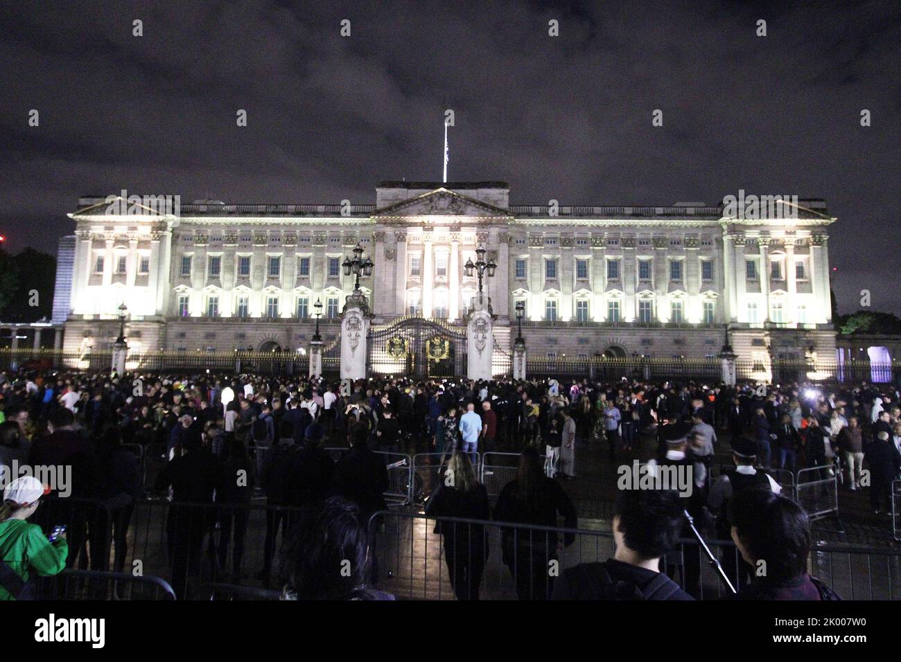 Die Menschen gingen zum Buckingham Palace, um an die Königin zu erinnern, die früher auf den heutigen 8-9-2022 Blitzbildern starb Stockfoto