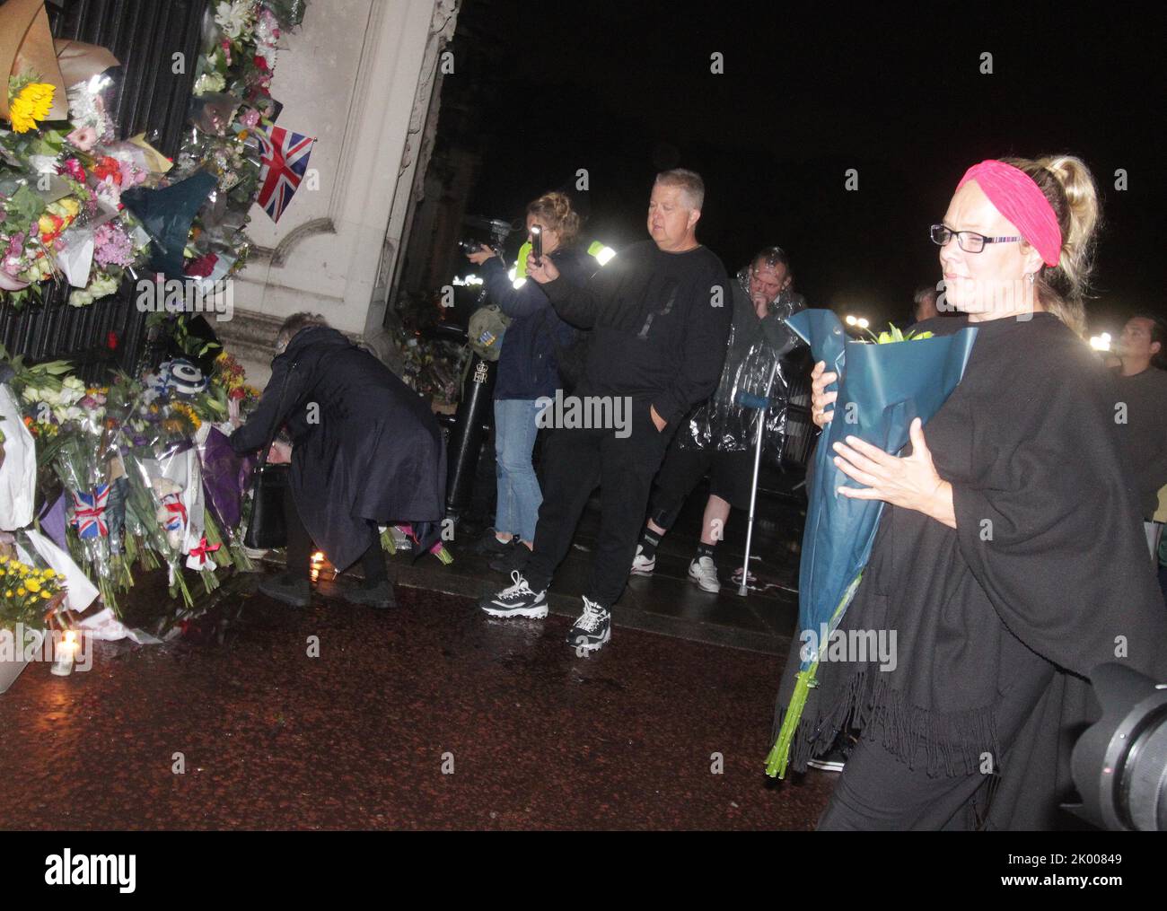 Die Menschen gingen zum Buckingham Palace, um an die Königin zu erinnern, die früher auf den heutigen 8-9-2022 Blitzbildern starb Stockfoto