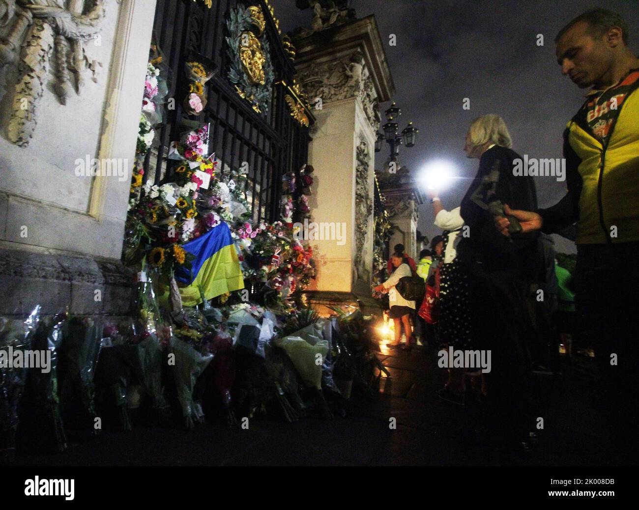 Die Menschen gingen zum Buckingham Palace, um an die Königin zu erinnern, die früher auf den heutigen 8-9-2022 Blitzbildern starb Stockfoto