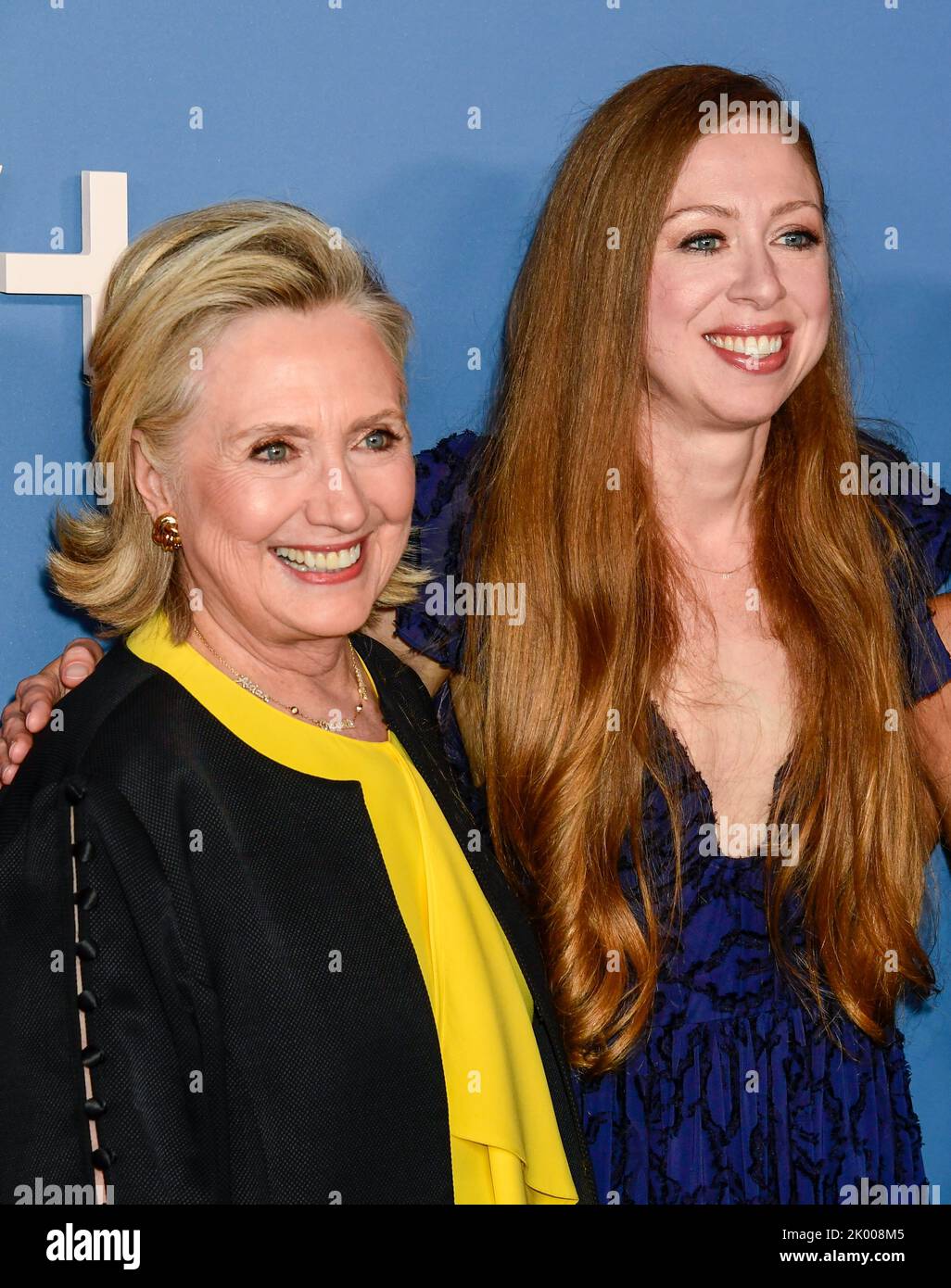 8. September 2022, New York City L-R: Hillary Clinton, Chelsea Clinton kommt zur APPLE TV Docu-Serie Premiere von GUTSY, die am Donnerstag, 8. September 2022, im Times Center Theatre in New York City stattfand. Foto von Jennifer Graylock-Alamy Stockfoto