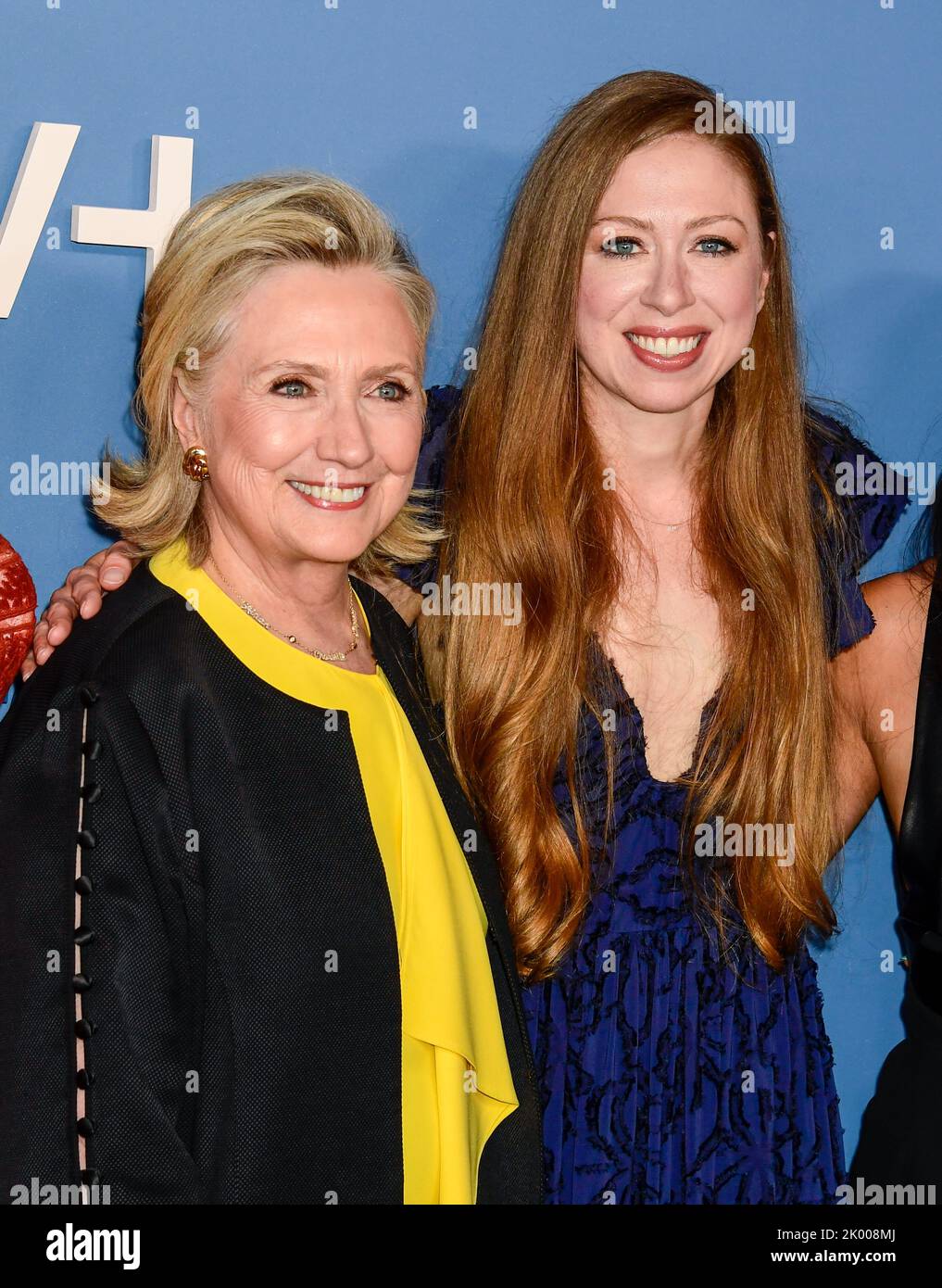 8. September 2022, New York City L-R: Hillary Clinton, Chelsea Clinton kommt zur APPLE TV Docu-Serie Premiere von GUTSY, die am Donnerstag, 8. September 2022, im Times Center Theatre in New York City stattfand. Foto von Jennifer Graylock-Alamy Stockfoto