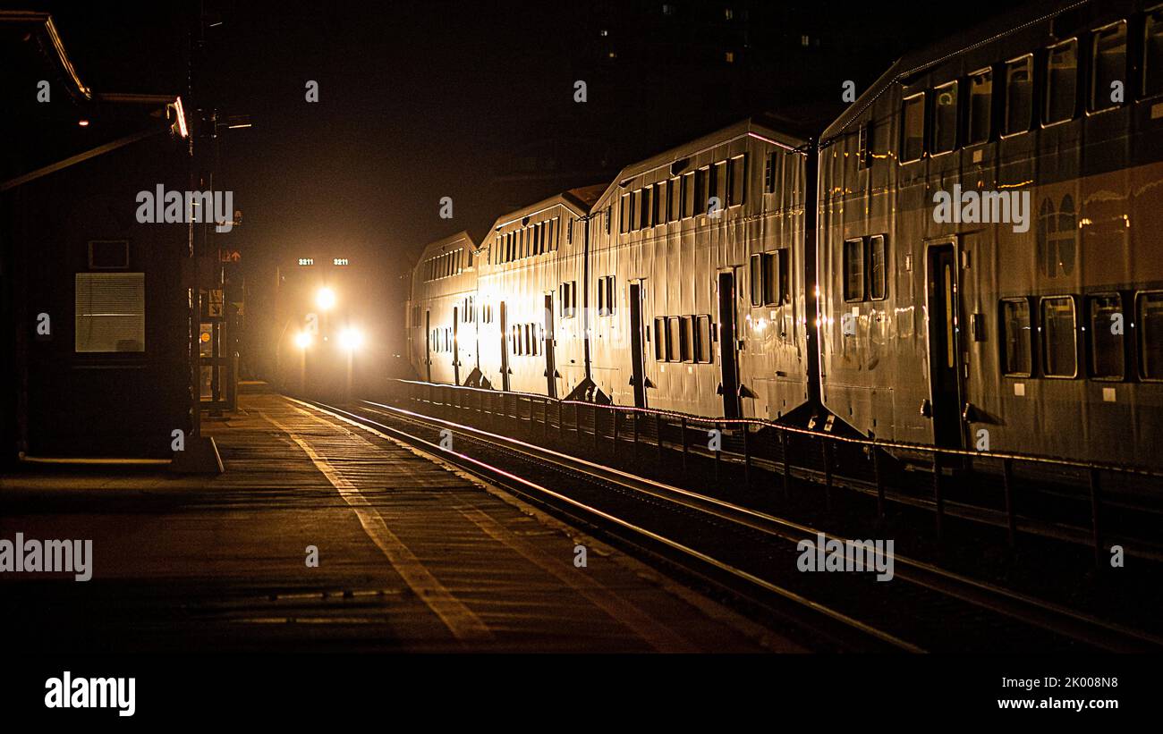 Der Nachtzug, der am Bahnhof vorbeifährt Stockfoto
