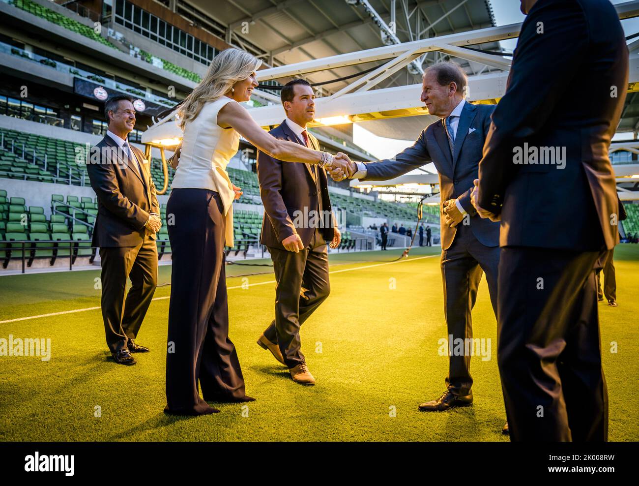 2022-09-08 19:08:01 AUSTIN - Queen Maxima schüttelt die Hände mit Nico van Vuuren, Direktor des Stadions Grow Lighting, im Austin FC Stadion. Sport spielt in Texas eine wichtige Rolle, wenn es um die Zusammenarbeit zwischen Innovationszentren geht. Die Königin ist auf einem viertägigen Arbeitsbesuch in den Vereinigten Staaten. ANP BART MAAT niederlande Out - belgien Out Stockfoto