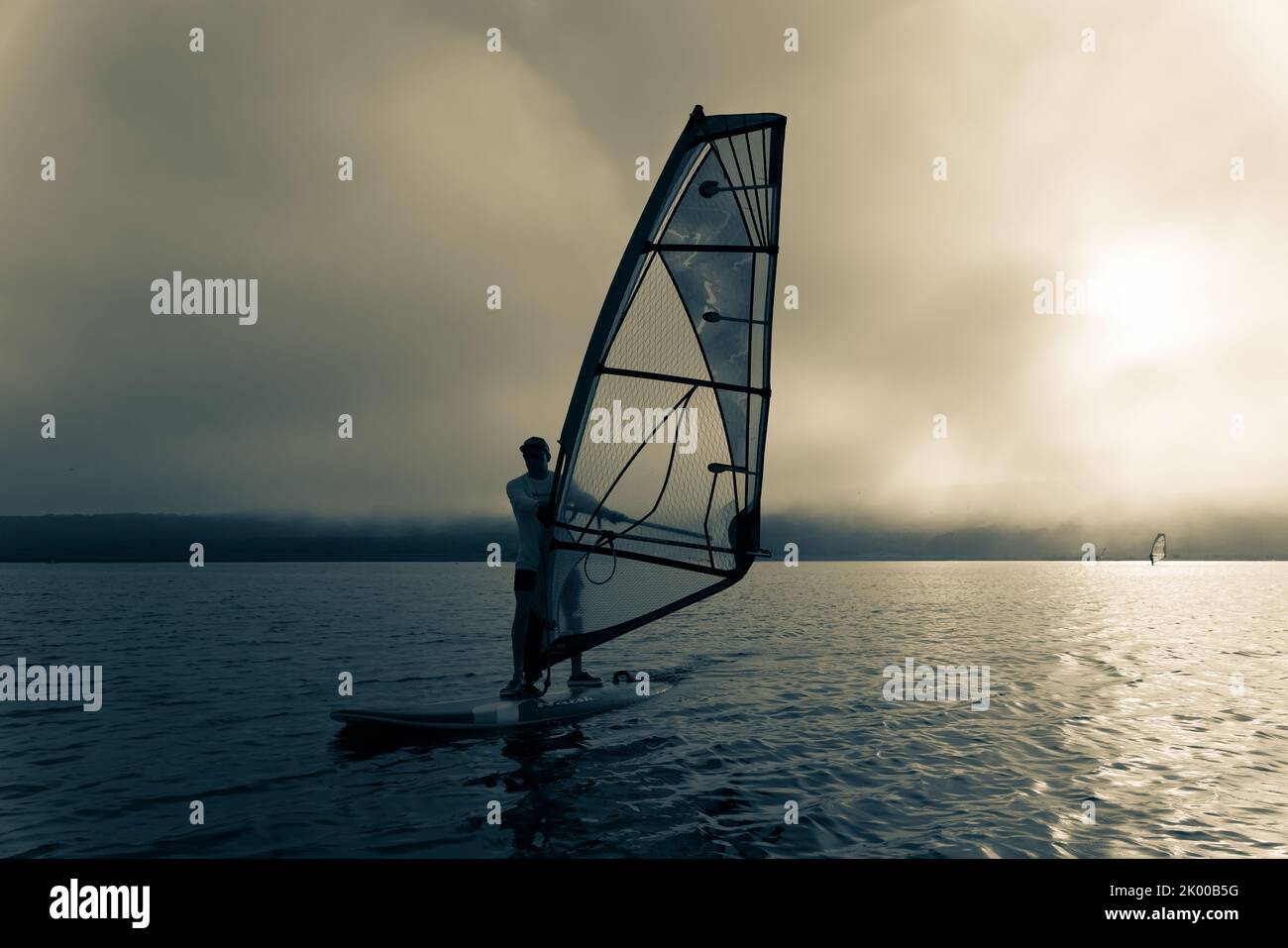 Windsurfer Silhouette auf Sonnenuntergang Hintergrund. Hochwertige Fotos Stockfoto