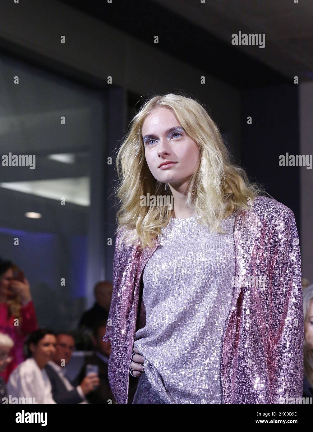 8. September 2022, Berlin, Berlin-SchÃ¶neberg, Deutschland: Berlin: Während der Berlin Fashion Week präsentiert CELI die neue SILVERMAGIC Kollektion. Das Foto zeigt Modelle mit der neuen Celi-Kollektion auf dem Laufsteg im Autohaus KÃ¶nig im Berliner Stadtteil SchÃ¶Neberg (Bild: © Simone Kuhlmey/Pacific Press via ZUMA Press Wire) Stockfoto