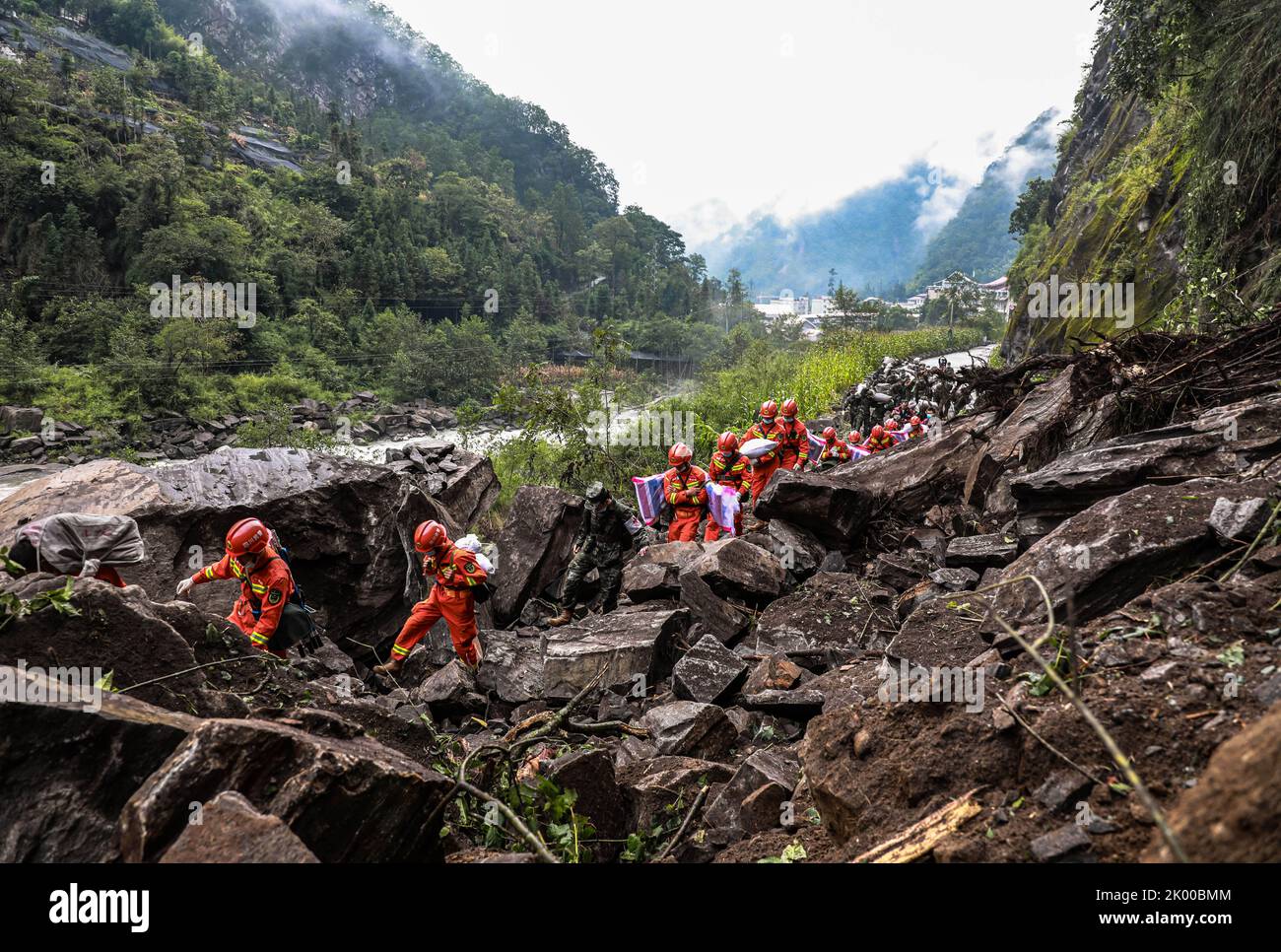 Ya'AN, CHINA - 8. SEPTEMBER 2022 - bewaffnete Polizisten führen Rettungsarbeiten im Dorf Heping, der tibetischen Gemeinde Caoke, Bezirk Shimian, Stadt Ya 'an, Sichuan durch Stockfoto