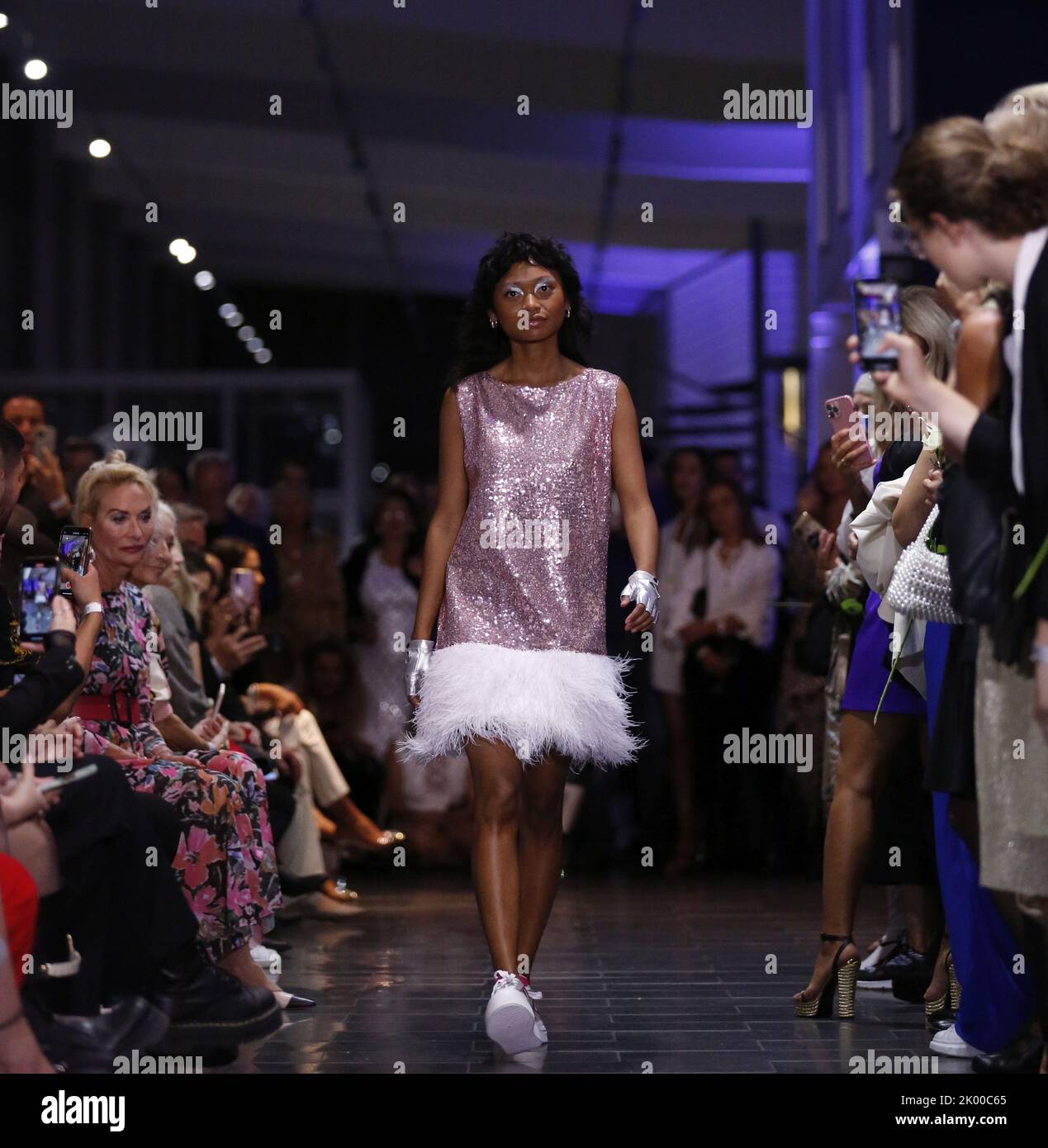 8. September 2022, Berlin, Berlin-SchÃ¶neberg, Deutschland: Berlin: Während der Berlin Fashion Week präsentiert CELI die neue SILVERMAGIC Kollektion. Das Foto zeigt Modelle mit der neuen Celi-Kollektion auf dem Laufsteg im Autohaus KÃ¶nig im Berliner Stadtteil SchÃ¶Neberg (Bild: © Simone Kuhlmey/Pacific Press via ZUMA Press Wire) Stockfoto