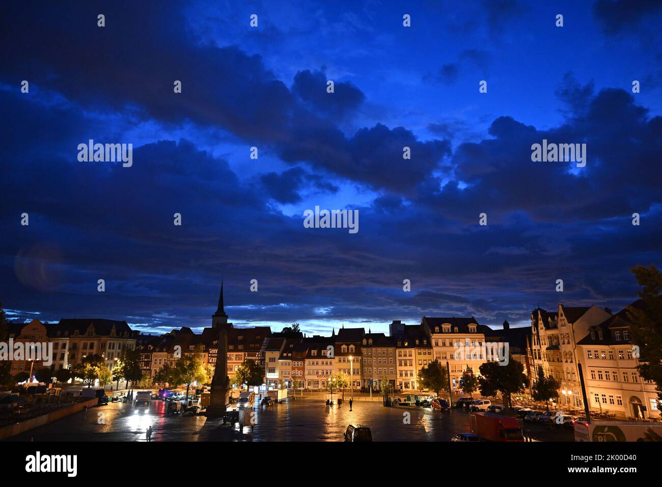 Erfurt, Deutschland. 09. September 2022. Der Morgen dämmert über der Stadt. Am selben Tag diskutieren die EU-Energieminister fünf Vorschläge der EU-Kommission, wie Verbraucher und Unternehmen vor dem Hintergrund des Ukraine-Krieges von den hohen Energiekosten entlastet werden können. Quelle: Martin Schutt/dpa/Alamy Live News Stockfoto