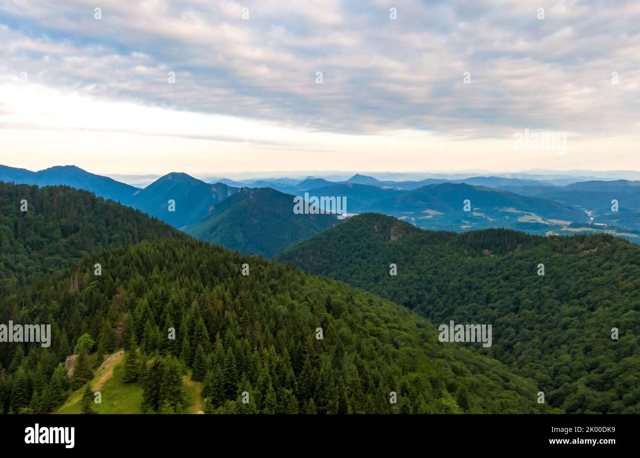 Luftaufnahme zum Mala Fatra Gebirge in der Slowakei. Sonnenaufgang über Berggipfeln und Hügeln in der Ferne. Schöne Natur, lebendige Farben. Berühmte touristische Desti Stockfoto