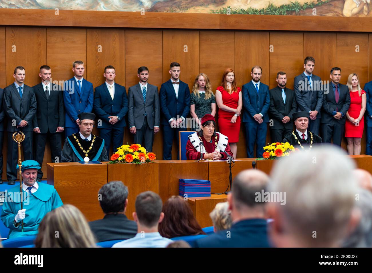 BRÜNN, TSCHECHISCHE REPUBLIK - 12,7.2019: Abschlussfeier an der Masaryk-Universität in Brünn. Das Diplom-Zertifikat wird auf dem Tisch vorbereitet. Studenten sind wa Stockfoto