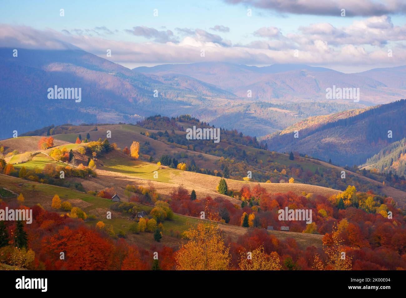 Schöne Berglandschaft mit Tal. Sonniger Morgen in karpaten Landschaft. Bäume in bunten Laub und ländlichen Feldern auf den Hügeln Stockfoto