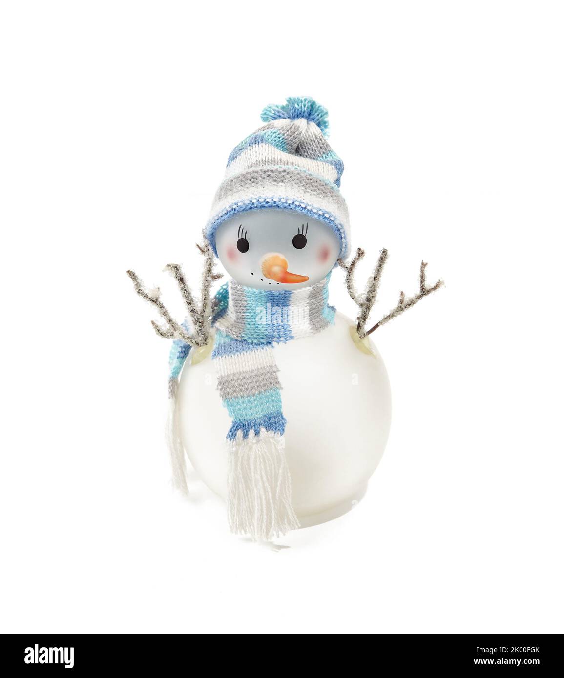 Schneemann isoliert auf weißem Hintergrund. Nahaufnahme des Schneemanns mit Hut und Schal, weihnachten und Neujahr Stockfoto