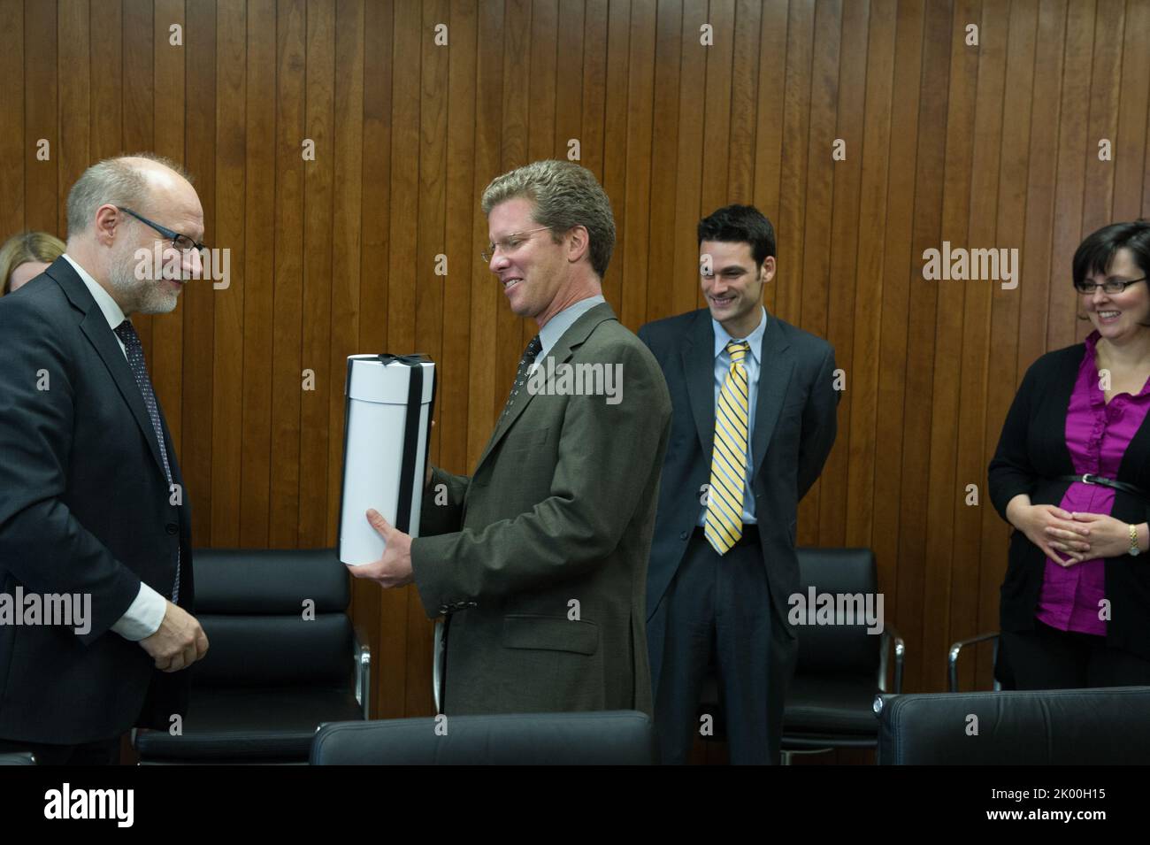 Besuch des schwedischen Ministers für öffentliche Verwaltung und Wohnungswesen, Stefan Attefall, und seiner Mitarbeiter im HUD-Hauptquartier zum Treffen mit dem Sekretär Shaun Donovan, Mitarbeiter. Stockfoto