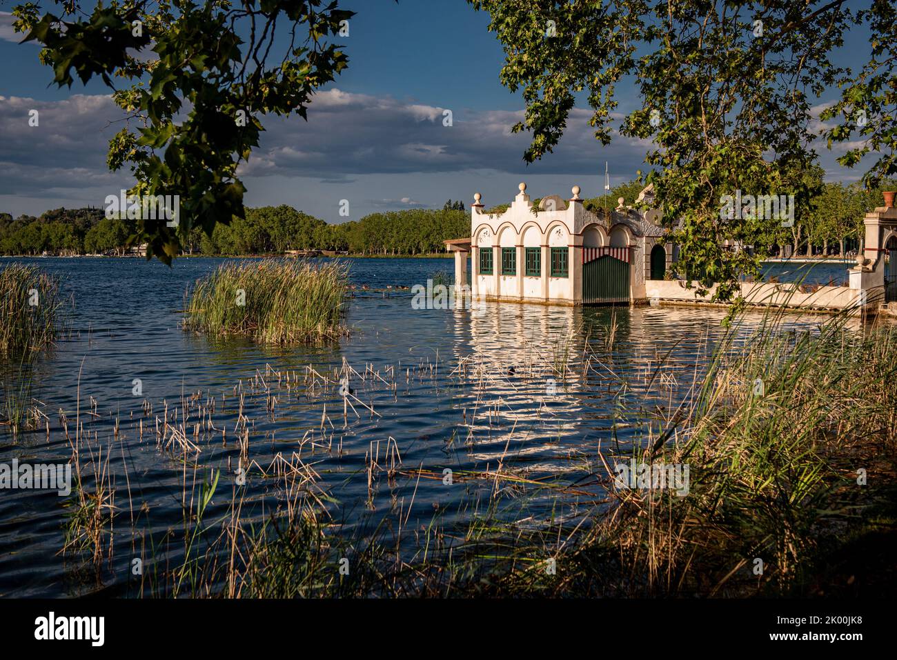 Fischerhaus (pesquera) am See von Banyoles (Estany de Banyoles). Girona, im Nordosten Kataloniens, Spanien Stockfoto