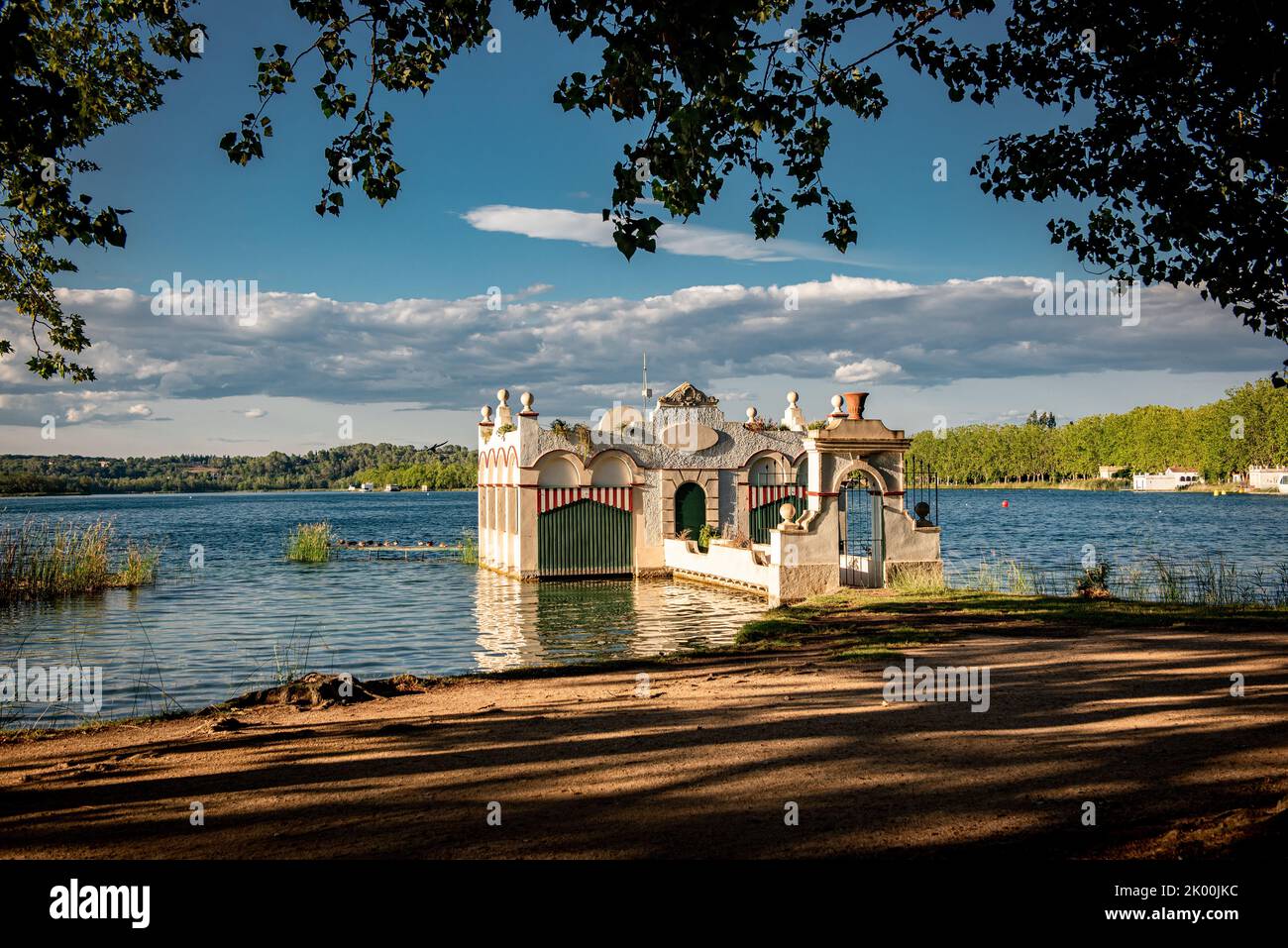 Fischerhaus (pesquera) am See von Banyoles (Estany de Banyoles). Girona, im Nordosten Kataloniens, Spanien Stockfoto