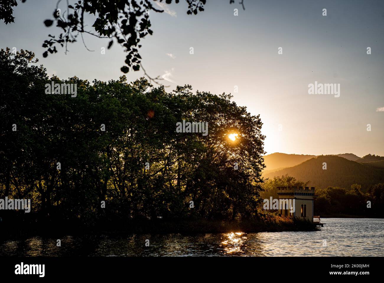 See von Banyoles (Estany de Banyoles). Natürlicher See in der Comarca Pla de l'Estany, Provinz Girona, im Nordosten Kataloniens, Spanien Stockfoto