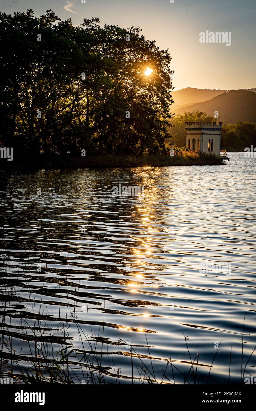 See von Banyoles (Estany de Banyoles). Natürlicher See in der Comarca Pla de l'Estany, Provinz Girona, im Nordosten Kataloniens, Spanien Stockfoto